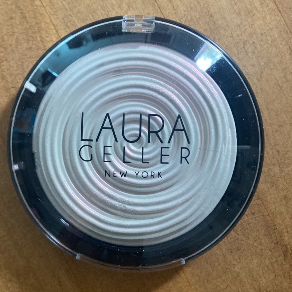 Laura Geller Baked Gelato Illuminating Highlighter in Diamond Dust - Picture 2 of 4